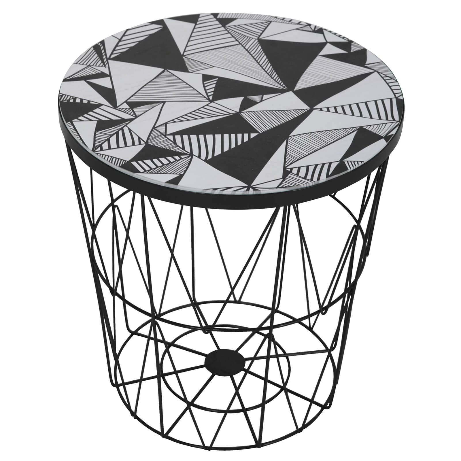 Stolik Basket okrągły — druciana metalowa podstawa w formie kosza, z blatem zdejmowanym jak pokrywa — wzór geometryczny na